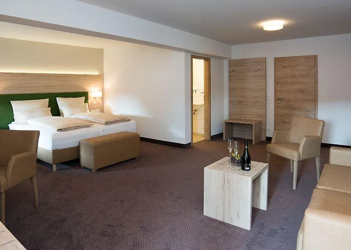 SPIEGLHOF apart